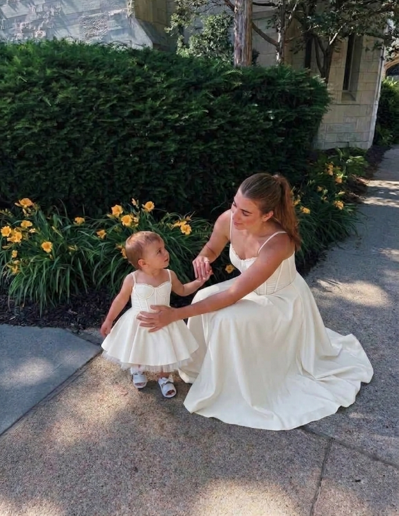 Madre e hija a juego con el vestido midi de tul Isolde en blanco