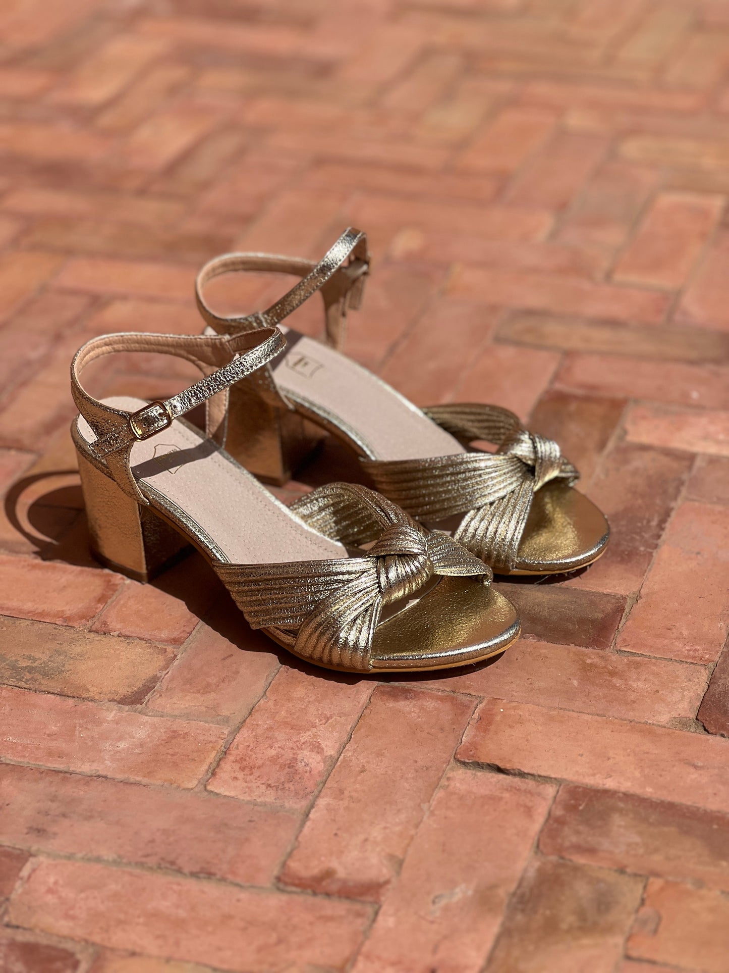 Gloria™ | Sandalias Doradas de Tiras