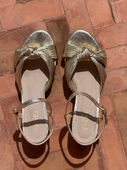 Gloria™ | Sandalias Doradas de Tiras