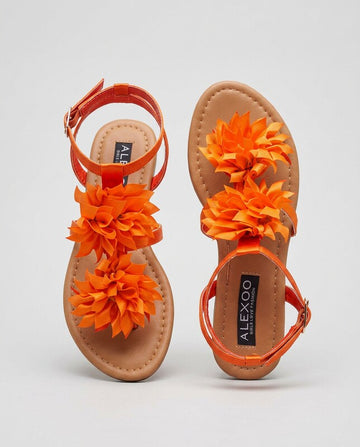 Cécile™ | Sandalias tipo tongs en satén naranja con flor