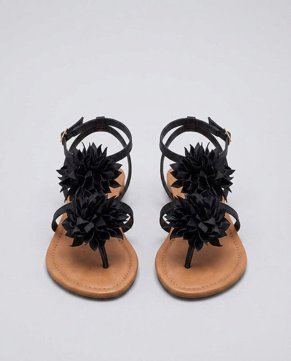 Clémence™ | Sandalias tipo tongs en satén negro con flor