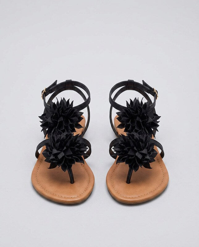 Clémence™ | Sandalias tipo tongs en satén negro con flor