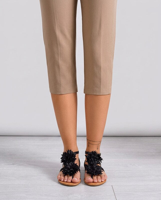 Clémence™ | Sandalias tongs satén negro flor
