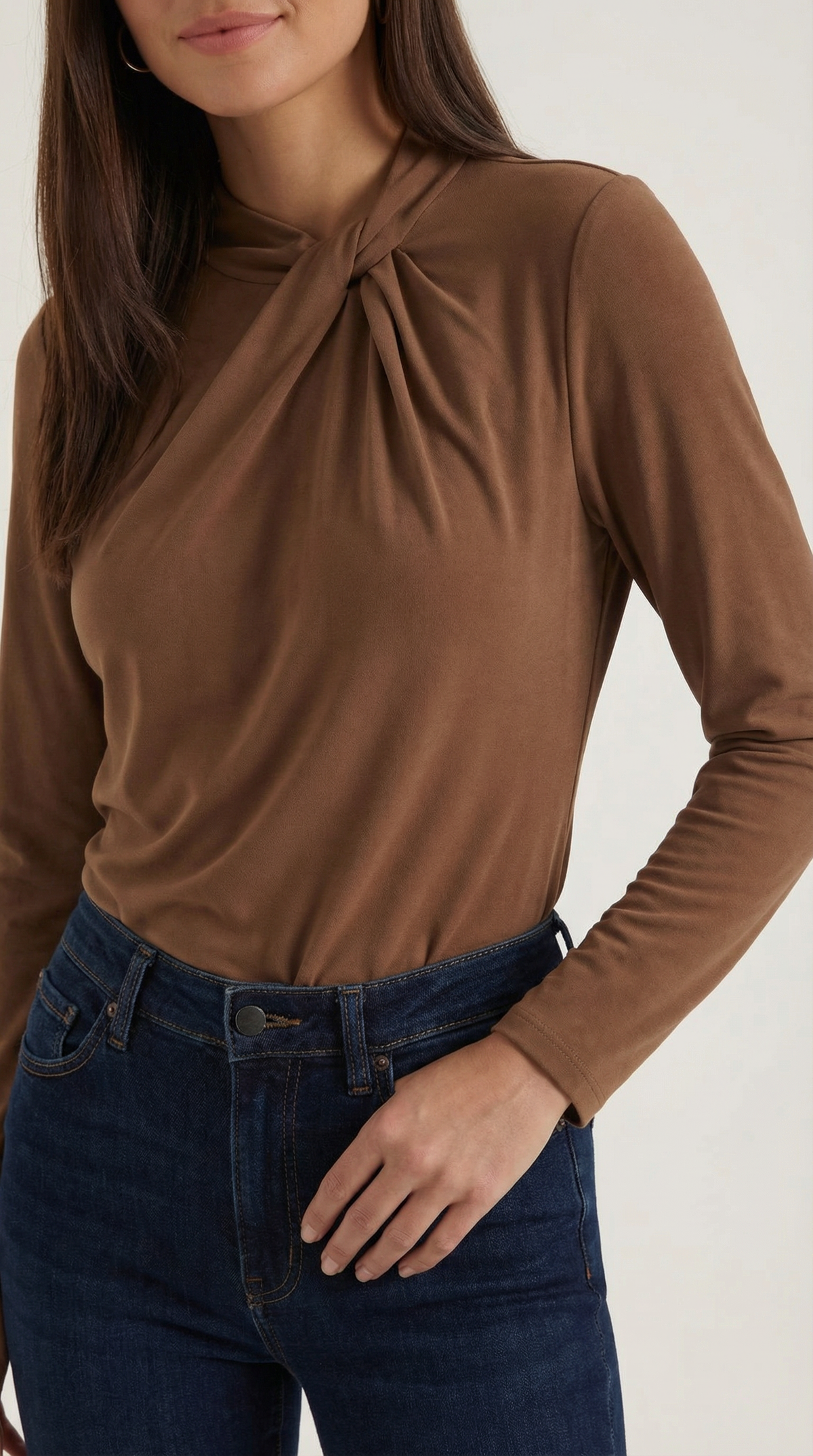 Chloé Silvia™ | Blusa con cuello mock y lazo