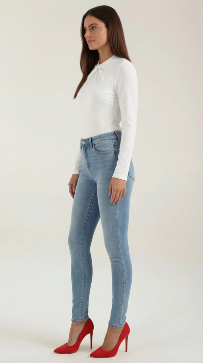 Chloé Silvia™ | Blusa con cuello mock y lazo