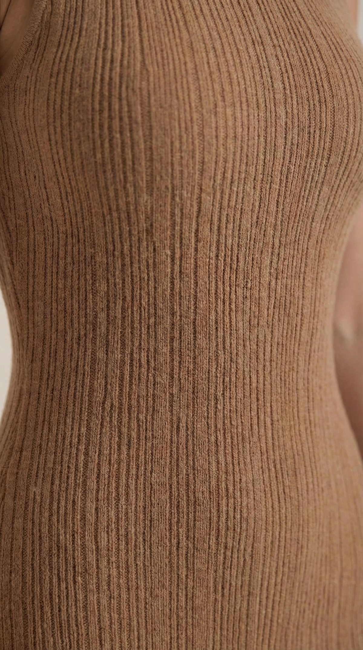 Ana Nieves™ | Vestido Sonia midi ajustado de cuello alto
