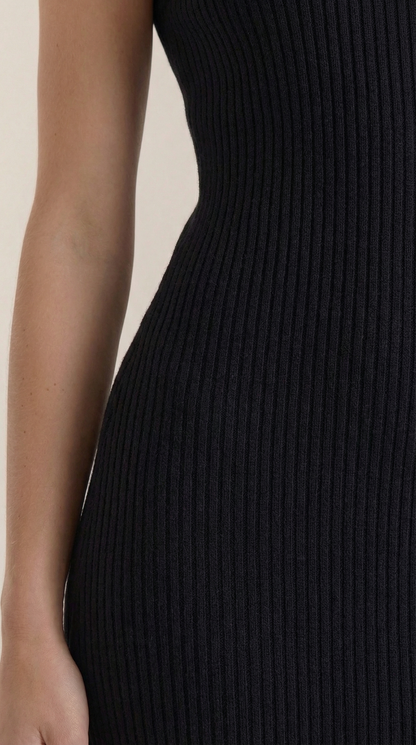 Ana Nieves™ | Vestido Sonia midi ajustado de cuello alto