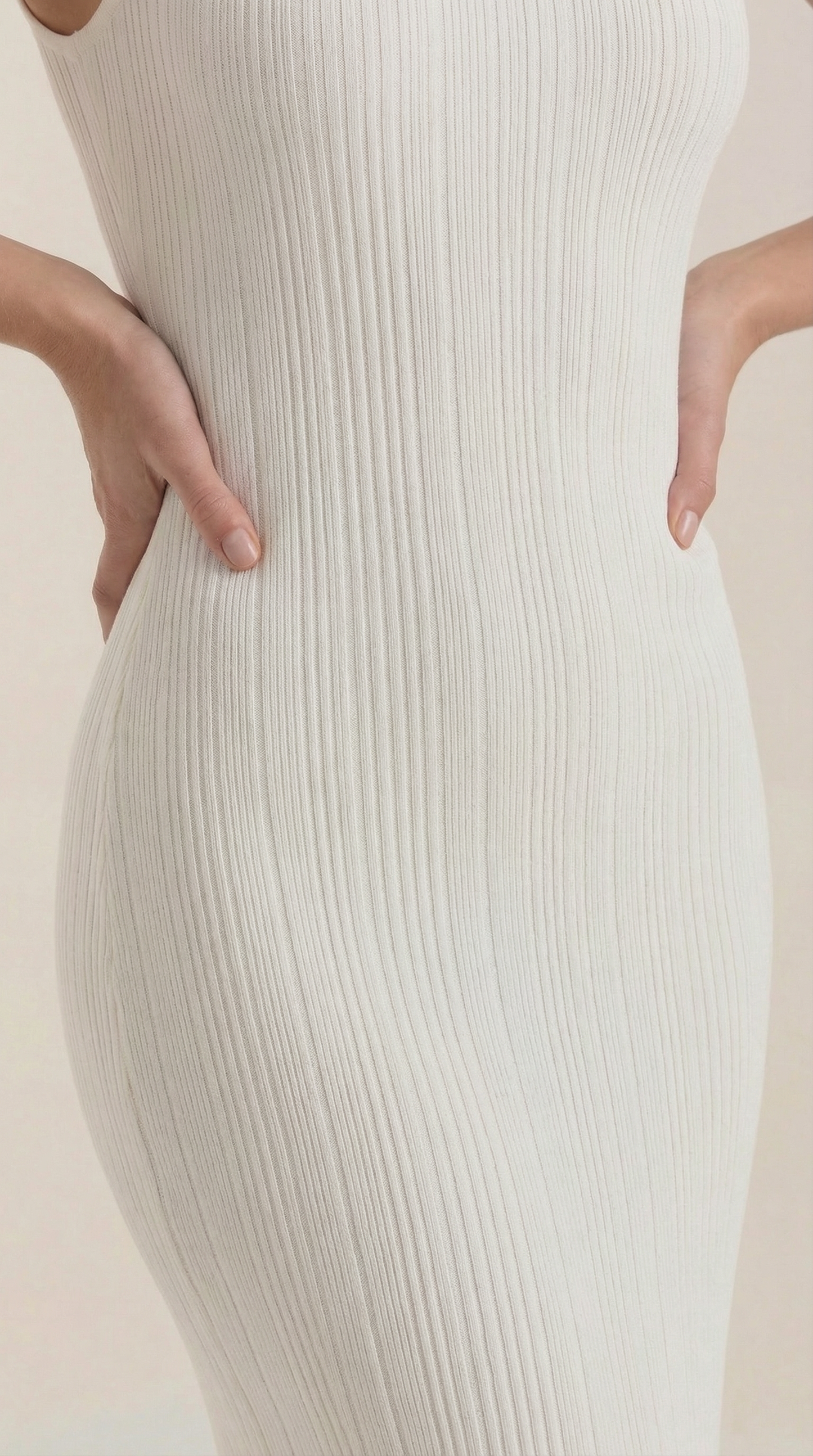 Ana Nieves™ | Vestido Sonia midi ajustado de cuello alto