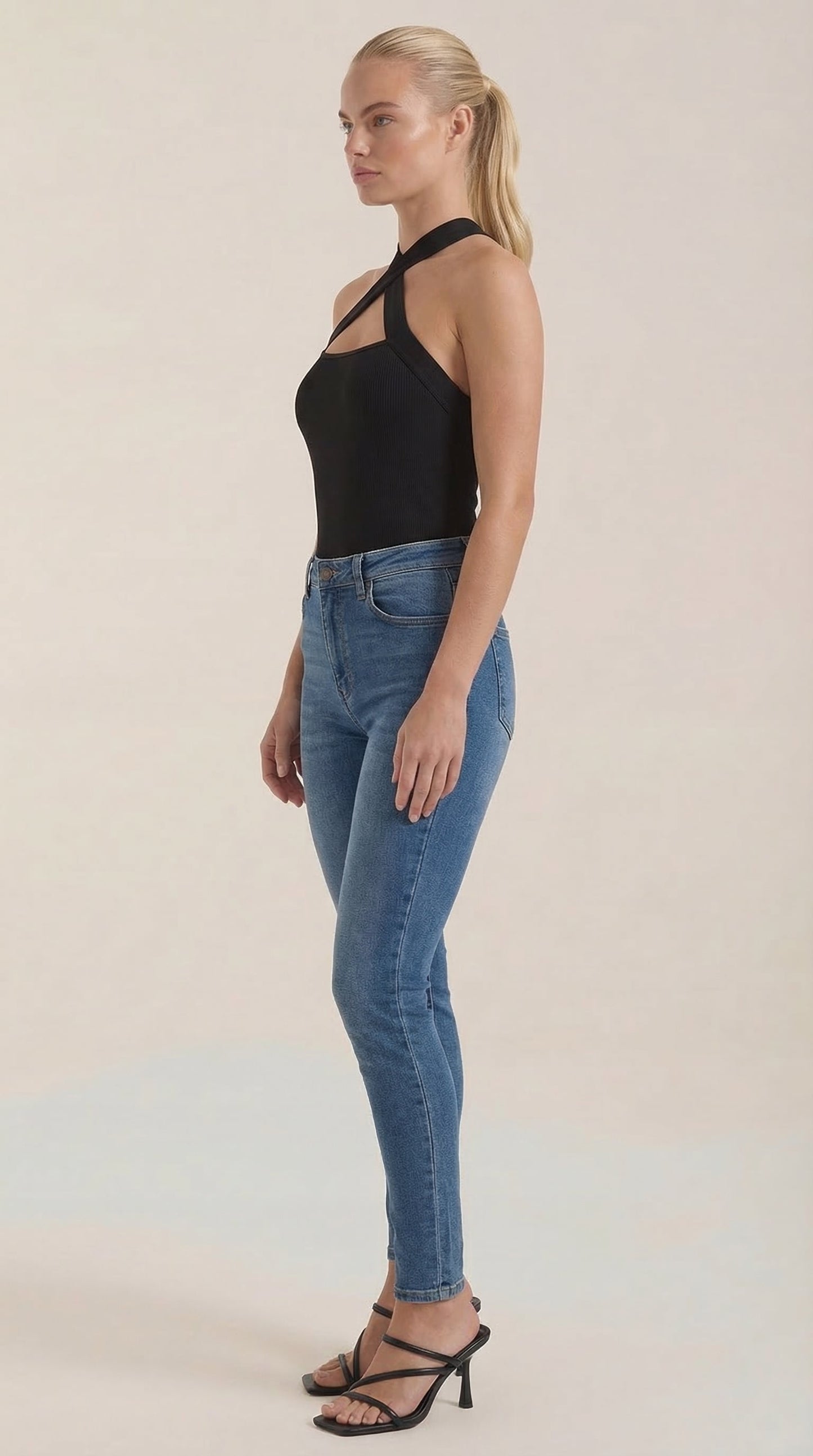 Tania Ivy™ | Top Halter con Tirantes en X