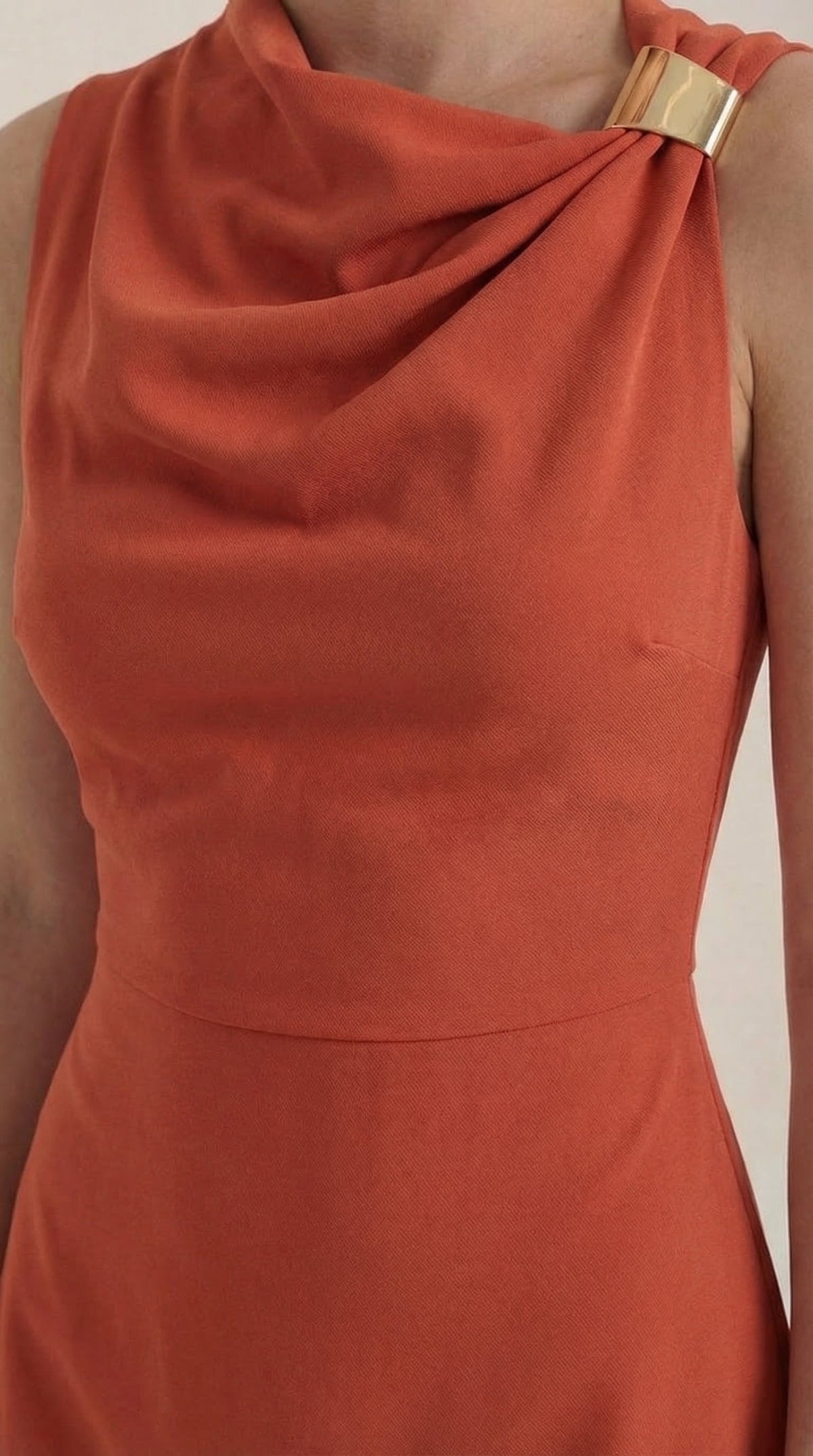 Ana Rosenda™ | Vestido Corto con Cuello de Cowl Rosalie